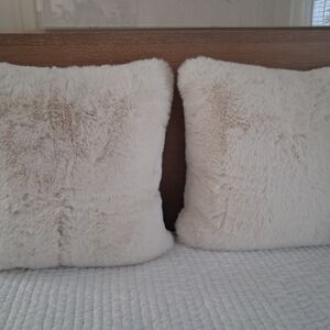 Hunter Plush Faux Fur Throw Pillow Pair- Cream